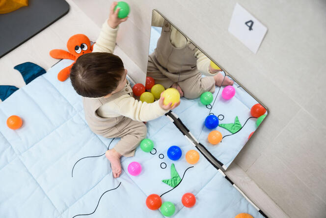 Un enfant jouant devant un miroir © JCDH / shutterstock.com