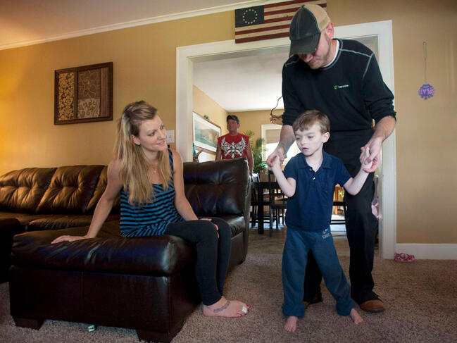 Carter Buffum et ses parents, 2013 © J. Scott Park / AP / SIPA