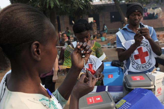 Campagne de vaccination contre la rougeole et la polio menée par la Croix Rouge en Afrique Centrale.