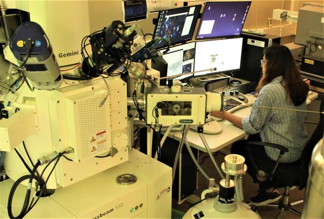 Microscope FIB double faisceau de la plateforme d'équipements PLASSMAT de l'IMN
