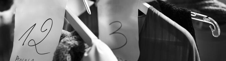 Des cintres en backstage © Wirestock / iStock by Getty Images