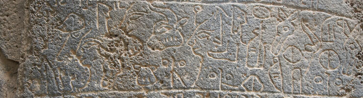 Inscription en hiéroglyphes louvites de Karatepe, © Dosseman 2008, https://commons.wikimedia.org/wiki/File:Karatepe_North_Gate_NKr_5292.jpg