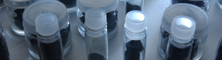 Piluliers contenant des catalyseurs solides - crédit Jérôme CHATIN / CNRS Images