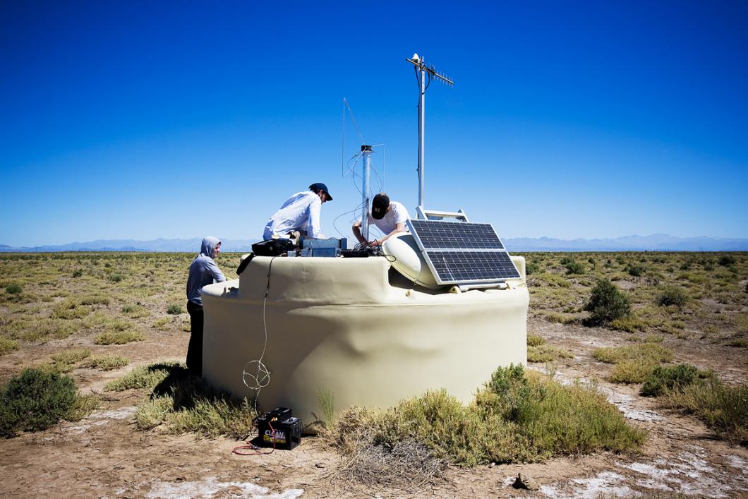 Installation sur une cuve d’une antenne dite papillon, observatoire Pierre Auger