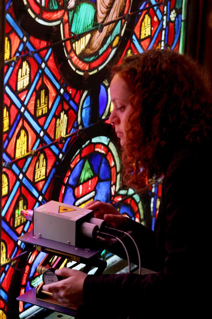 Analyse par spectroscopie Raman des vitraux de la Sainte-Chapelle