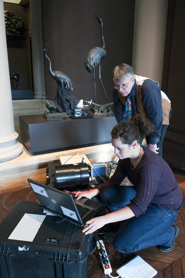 Les chercheurs Philippe Colomban et Aurélie Tournié au musée Cernuschi