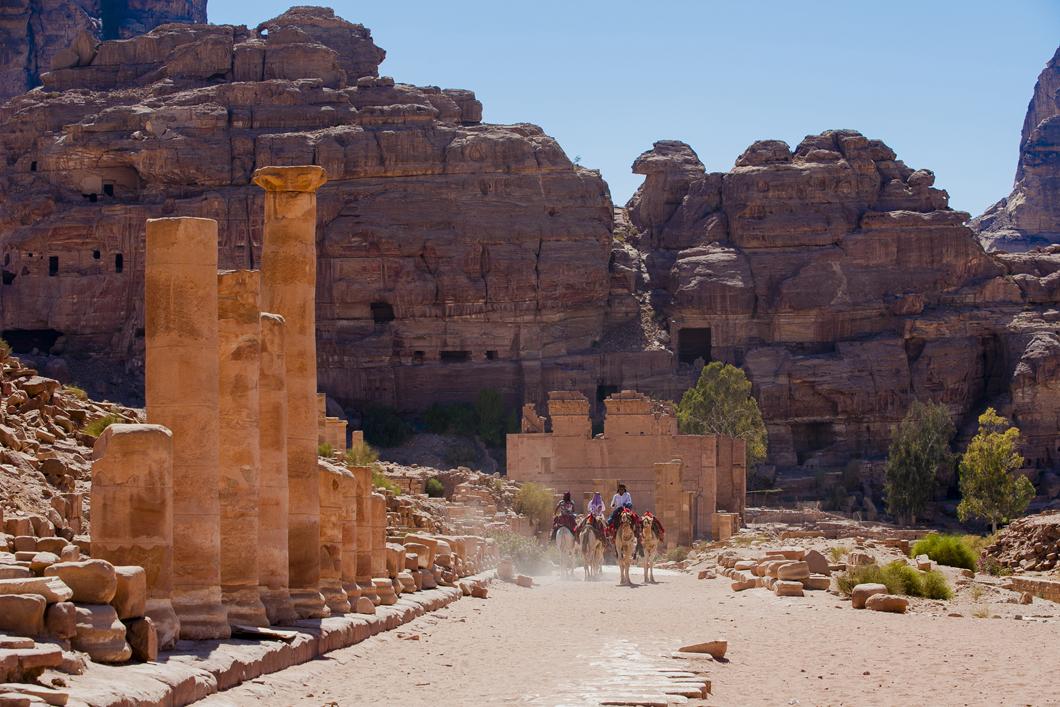 Voie à colonnades de Pétra aboutissant au temple du Qasr al-Bint