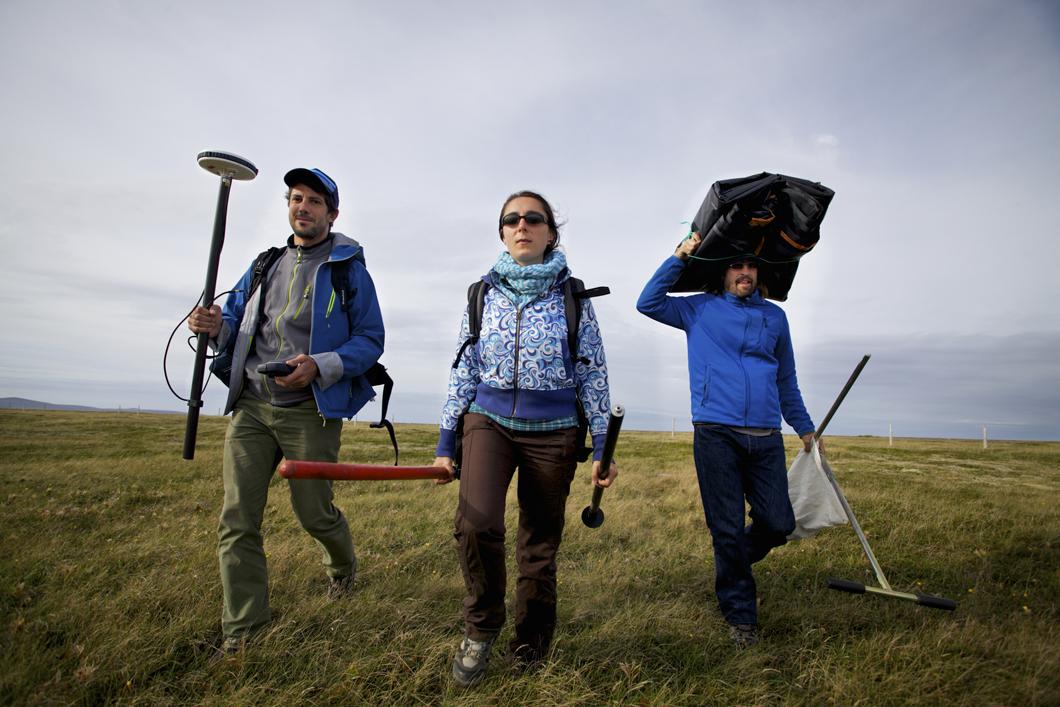 Chercheurs du Cefrem effectuant des prélèvements de sable et des relevés topographiques sur l’isthme de Miquelon-Langlade