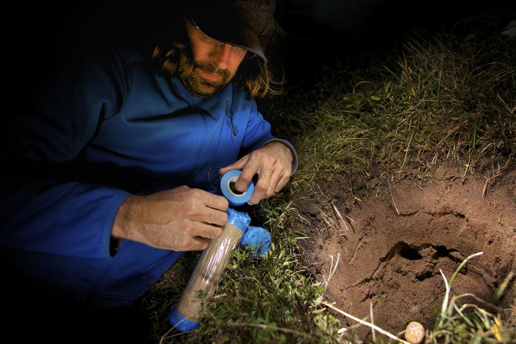 Recueil d’échantillons de sable de l’isthme de Miquelon-Langlade dans des tubes opaques