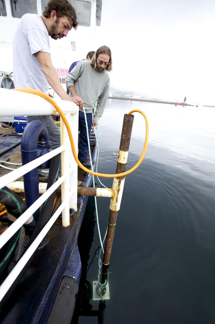 Scientifiques sondant le fond marin au large de l’île Miquelon