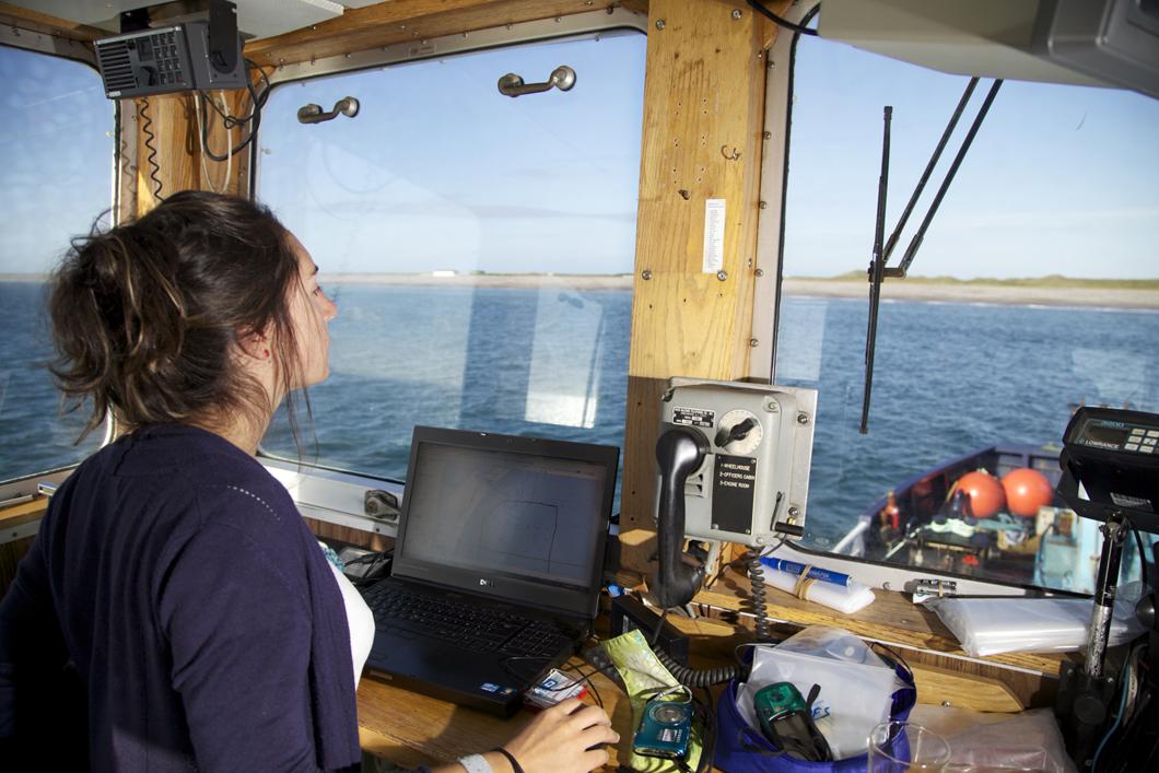 Scientifiques partant sonder le fond marin au large de l’île Miquelon