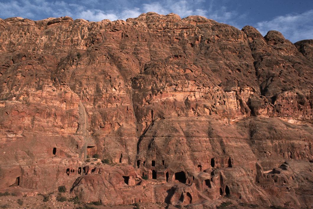 Chambres rupestres situées en bas d’une falaise du Jabal al-Khubtha