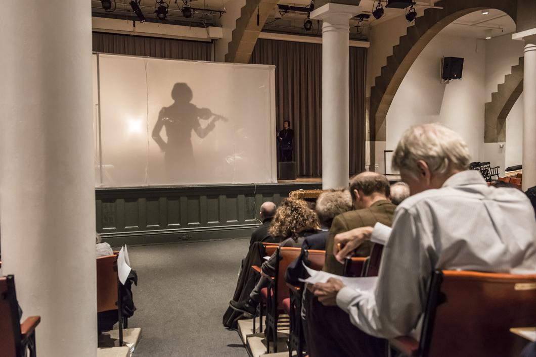 Violons testés derrière un rideau acoustiquement transparent