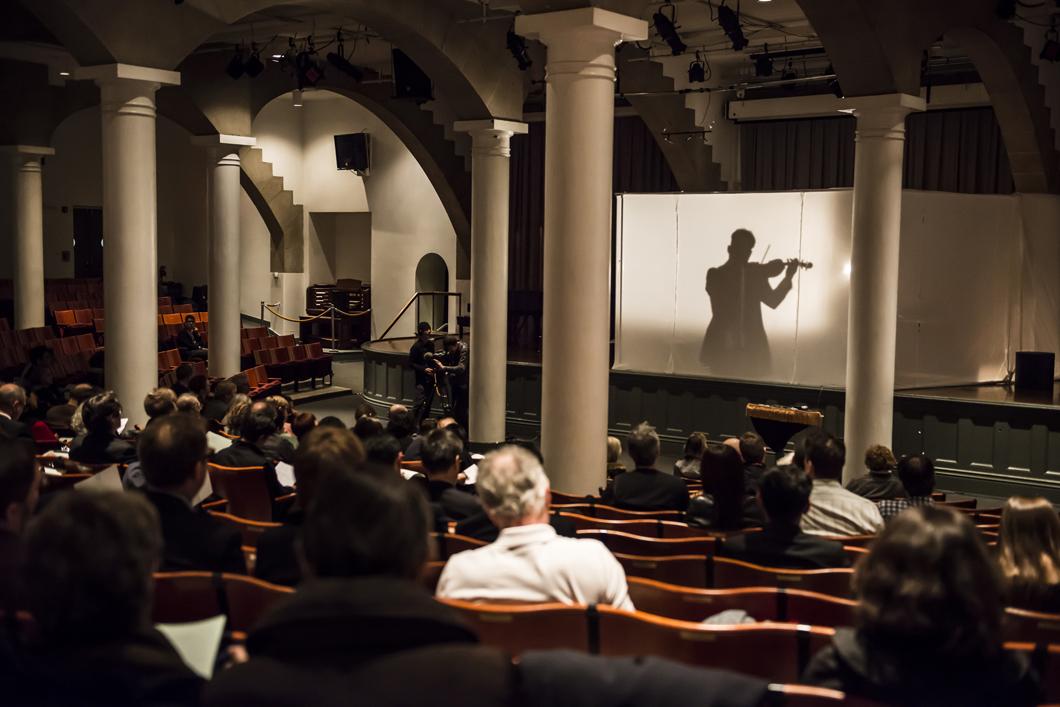 Violons testés derrière un rideau acoustiquement transparent