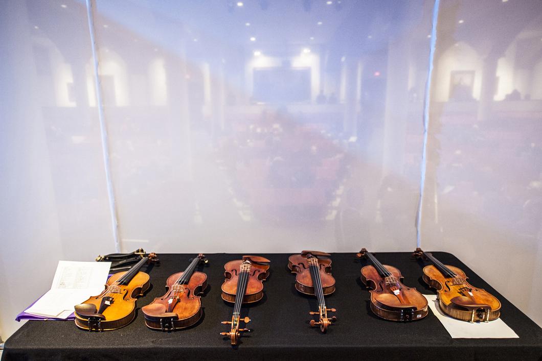 Trois Stradivari et trois violons neufs disposés pour un test d’écoute comparative