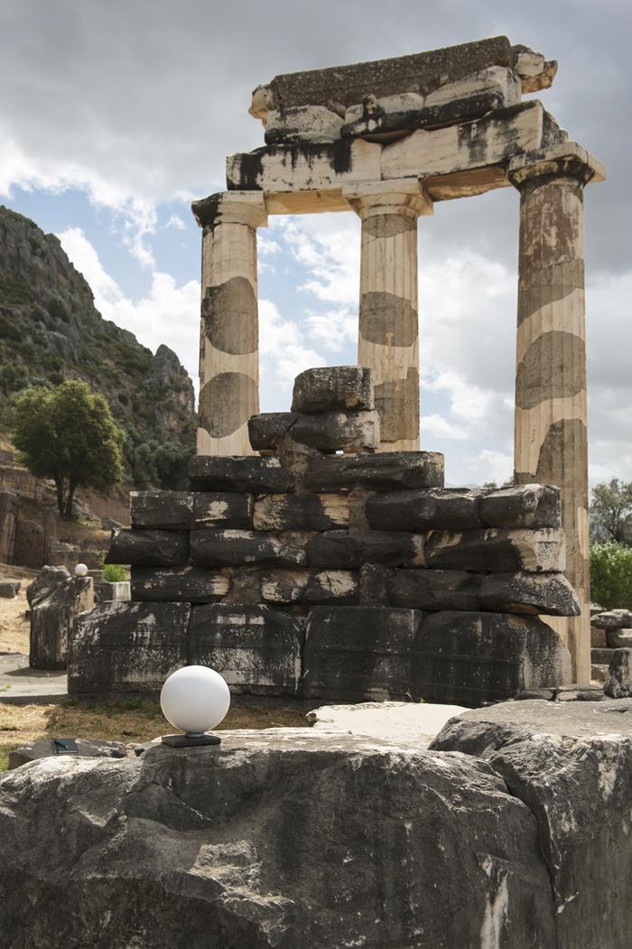 Sphère disposée sur le site de la Tholos de Delphes avant numérisation