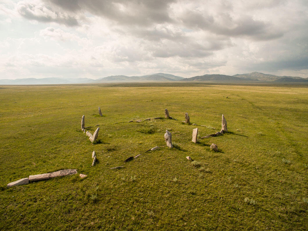 ©Fabrice Monna / MAP-MC / TRACES / ARTeHIS / CNRS Images Structure funéraire dans les steppes d’Asie centrale © Fabrice Monna / MAP-MC / TRACES / ARTeHIS / CNRS Images