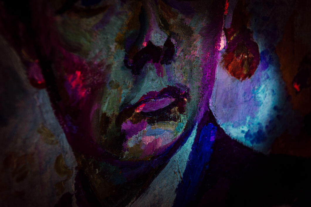 les violets apparents du tableau, vue partielle du bas du visage