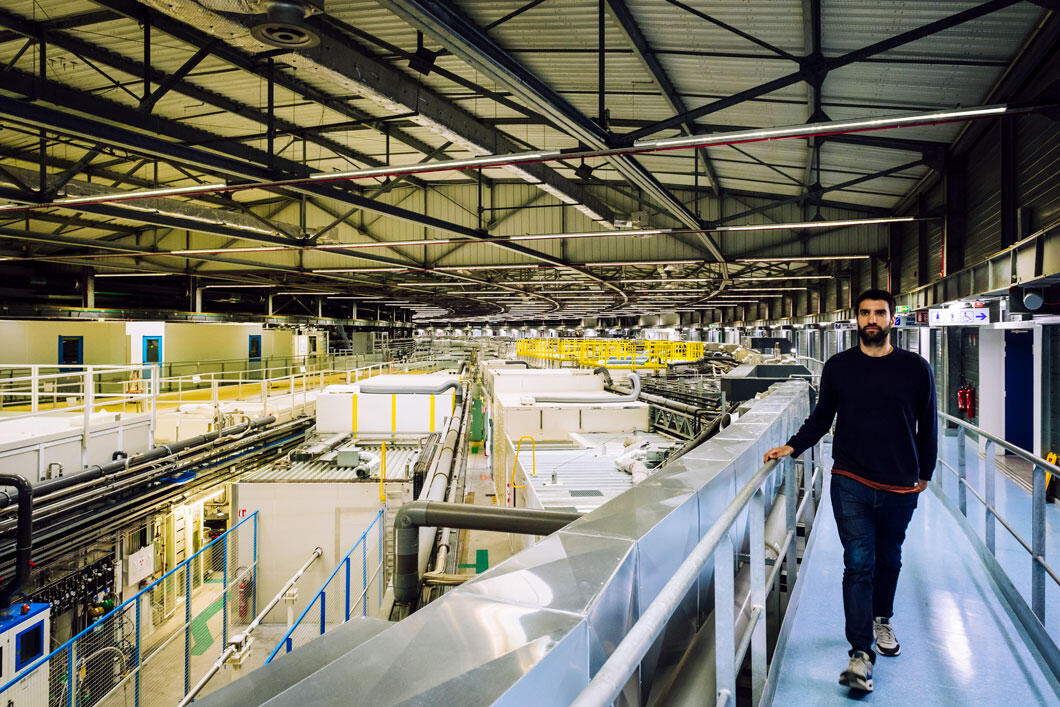 Un chimiste dans une coursive du Synchrotron européen ESRF