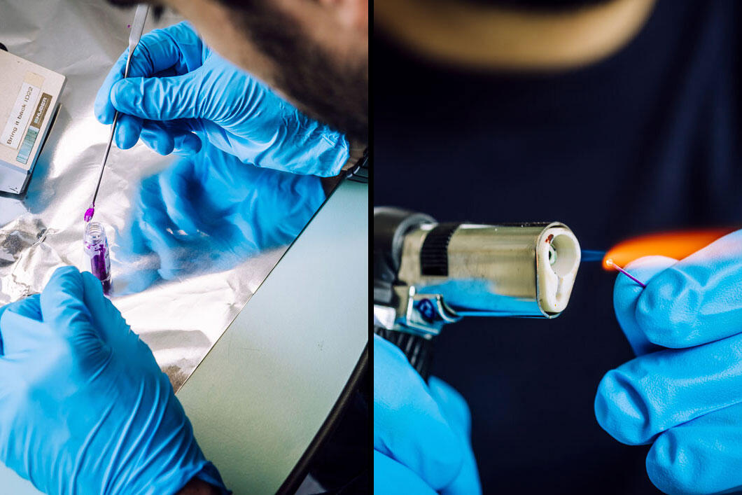 Le chimiste Victor Gonzalez remplit un fin tube de verre avec un pigment mauve au cobalt synthétisé en laboratoire, puis le scelle à l’aide d’une torche.