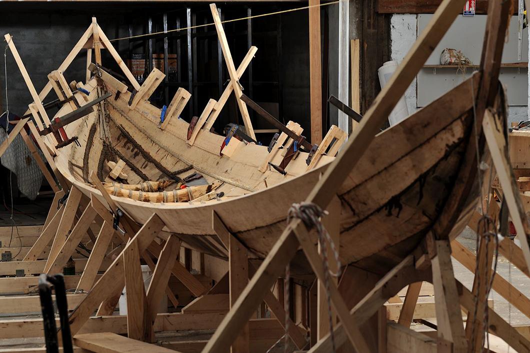 Construction du bateau Gyptis, mise en place des bordées de carène