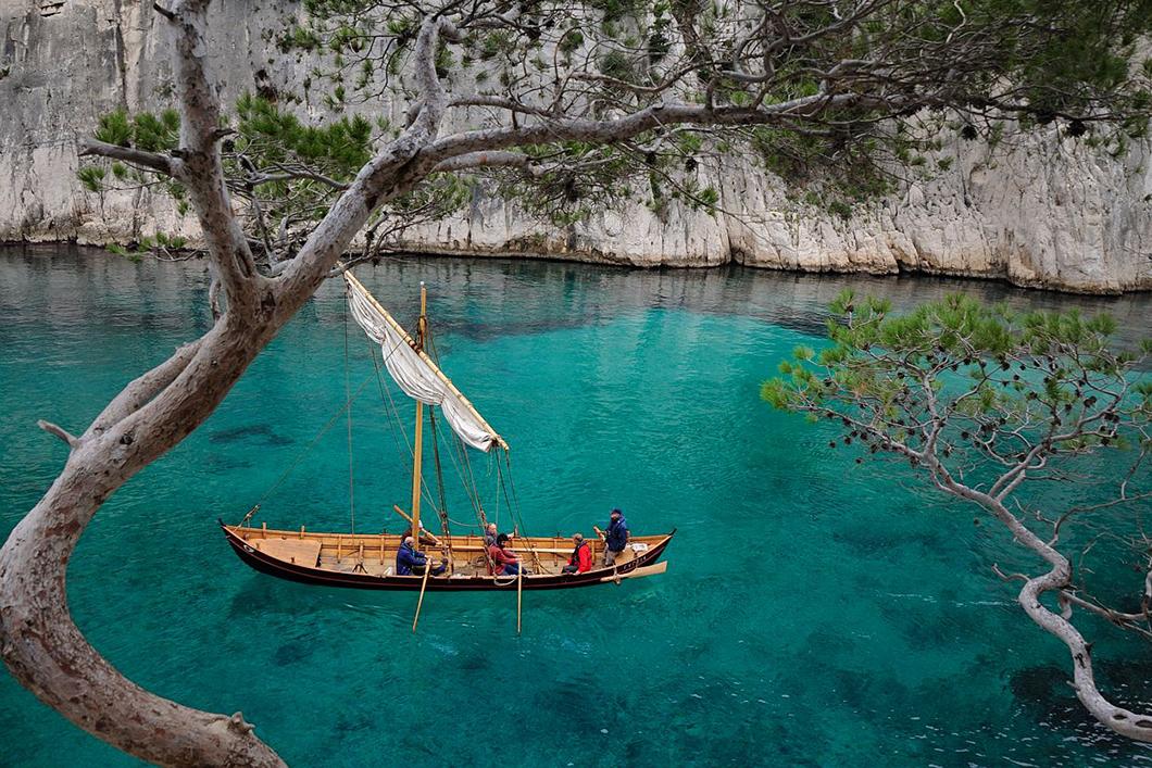 Essais de navigation du bateau Gyptisdans dans les calanques de Marseille et de Cassis