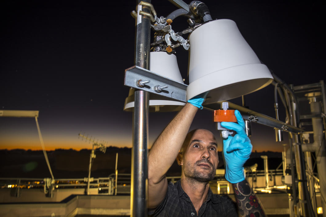 Ingénieur en train d'installer un détecteur de mercure atmosphérique