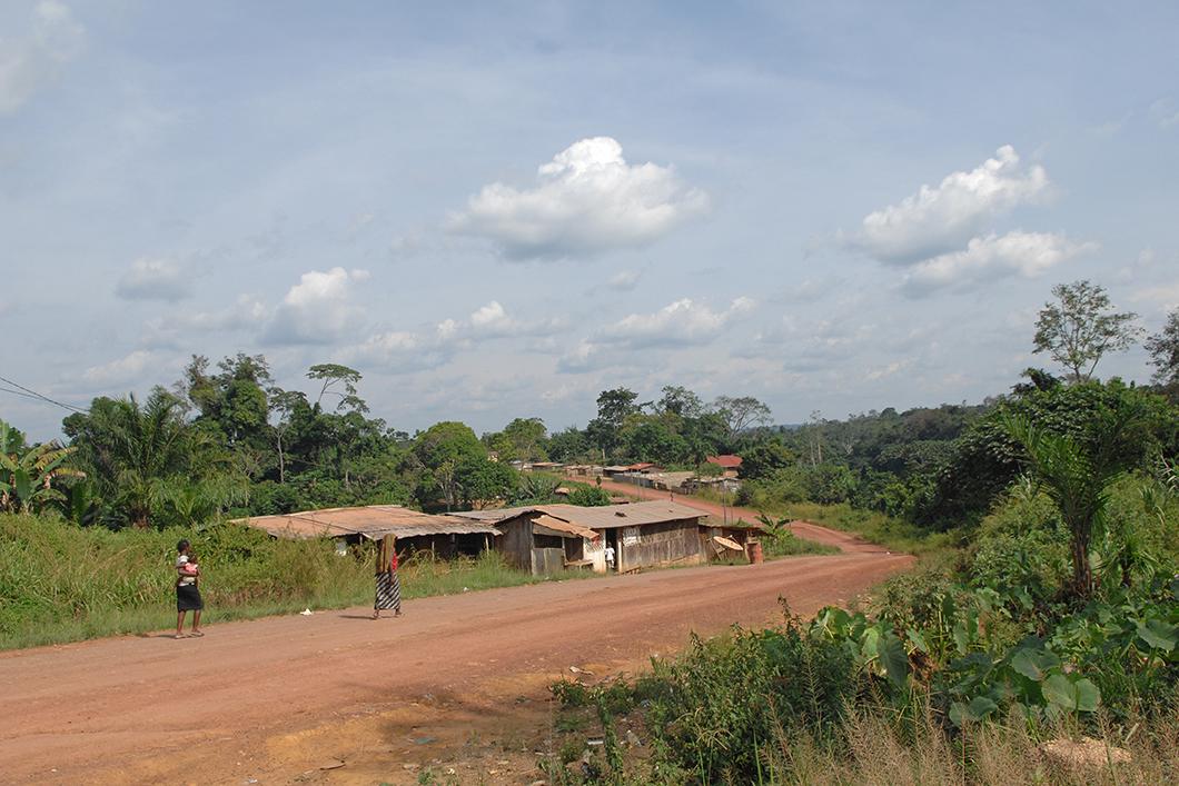 Ville de Bakoumba, à quelques kilomètres du parc gabonais de la Lékédi