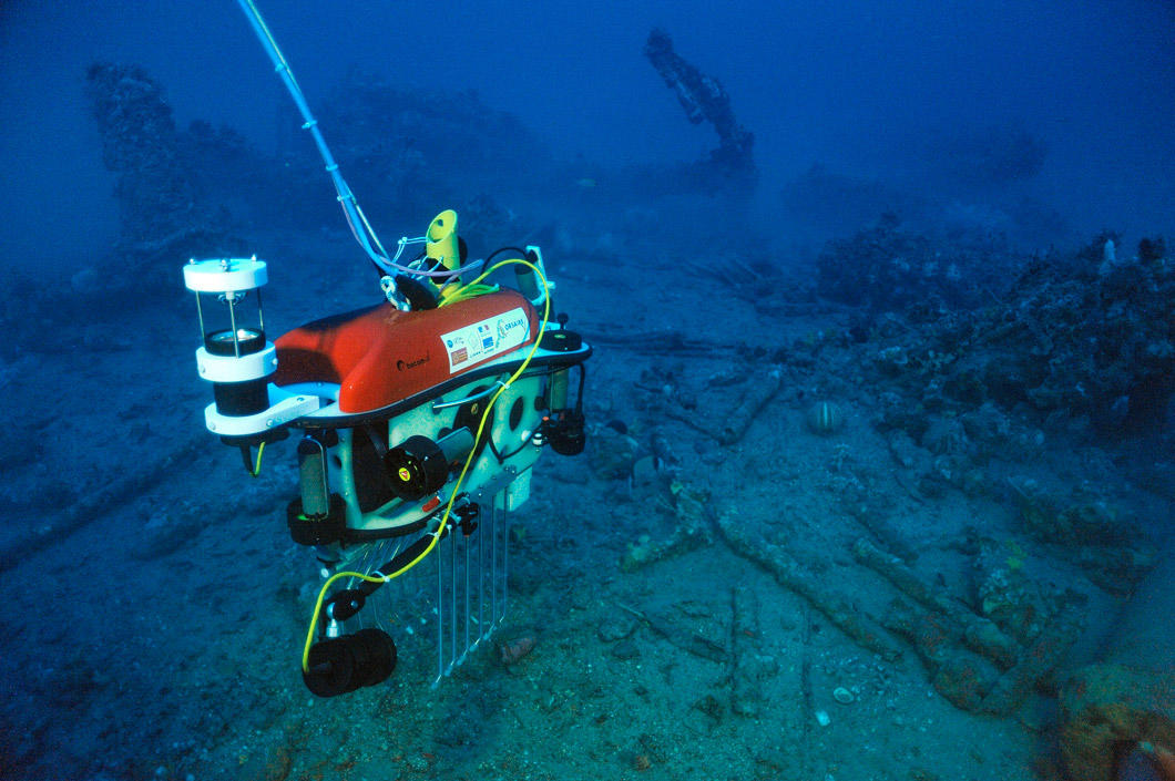 Un robot arrive sur une épave sous-marine