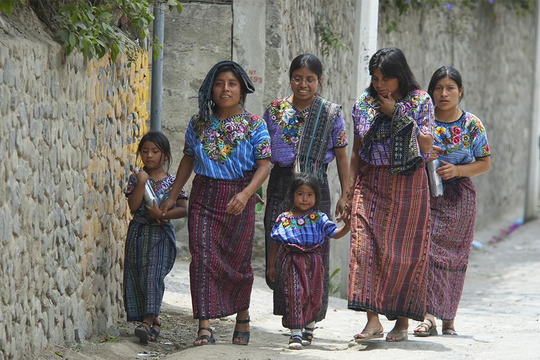 Femmes mayas portant le huipil