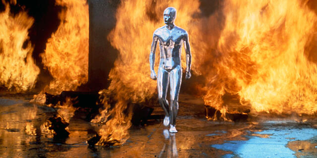 ©Kassar / Pacific Western via Collection ChristopheL Le T-1000 de Terminator 2 sortant des flammes. Il est constitué d'un alliage «poly-mimétique » d'aspect argenté.