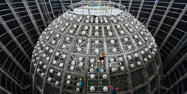  La sphère interne de Juno en construction, et on voit des ouvriers au travail