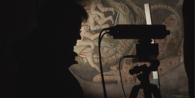 Chercheur et son instrument en ombre chinoise devant une peinture murale