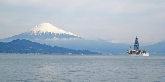 Le navire japonais Chikyu, ici devant le mont Fuji, participe au programme Ecord