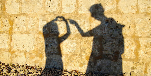 ©ARA / iStockphoto.com deux ombres sur un mur