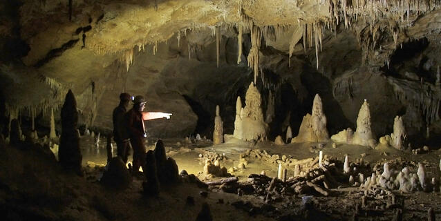 Spéléologues dans une grotte