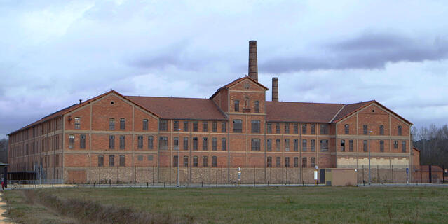 Grande usine en briques avec ciel couvert