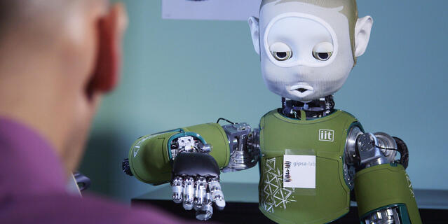 robot pointant du doigt face à un humain