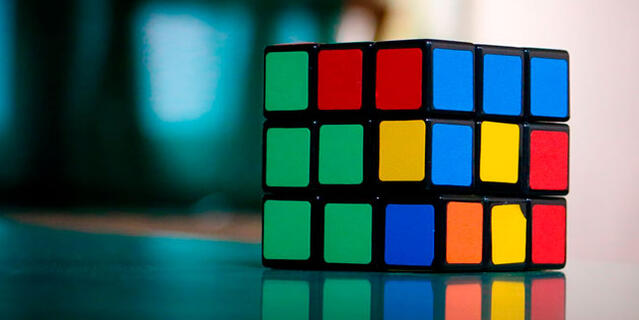 ©Karlo Pušić licence CC-0 on StockSnap Un Rubik's cube posé sur une table
