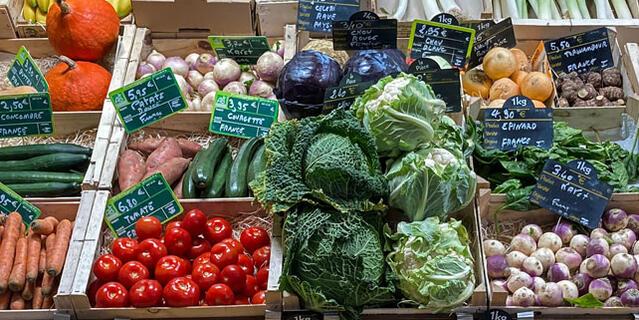 étal de légumes sur un marché à Rennes
