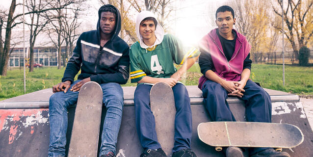 ©marino bocelli / Shutterstock.com Trois jeunes garçons dans un skatepark