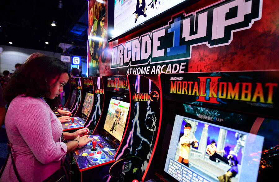 Une jeune femme joue à Mortal Kombat II à Los Angeles en 2019.