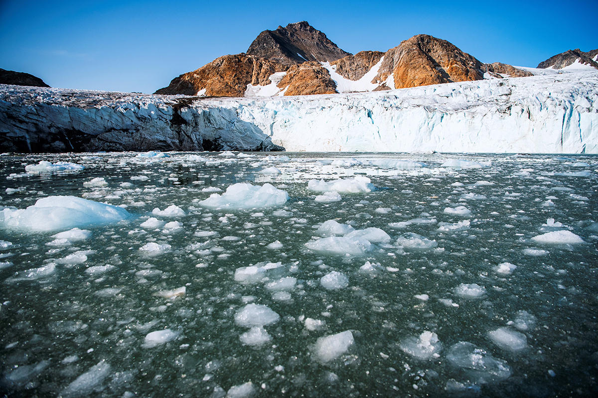 Extrémité sud-est du glacier Apusiajik sur l'île Kulusuk (Groenland). 
