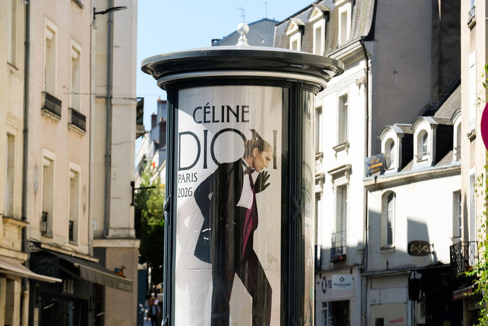 À Angers, une affiche du concert de Céline Dion à Paris en 2026