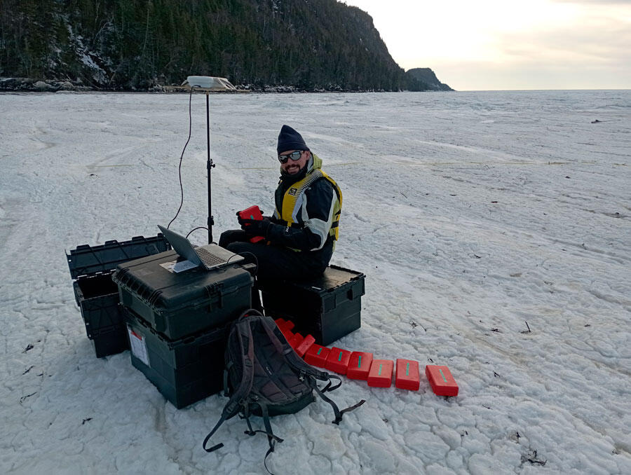  Bureau improvisé sur la glace permet de contrôler à distance les téléphones © Antonin Eddi, BicWin2024, Laboratoire PMMH, CNRS