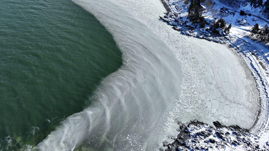 L’anse à Capelans est prise dans la glace © Amaury Fourgeaud, BicWin2024, Laboratoire PMMH, CNRS