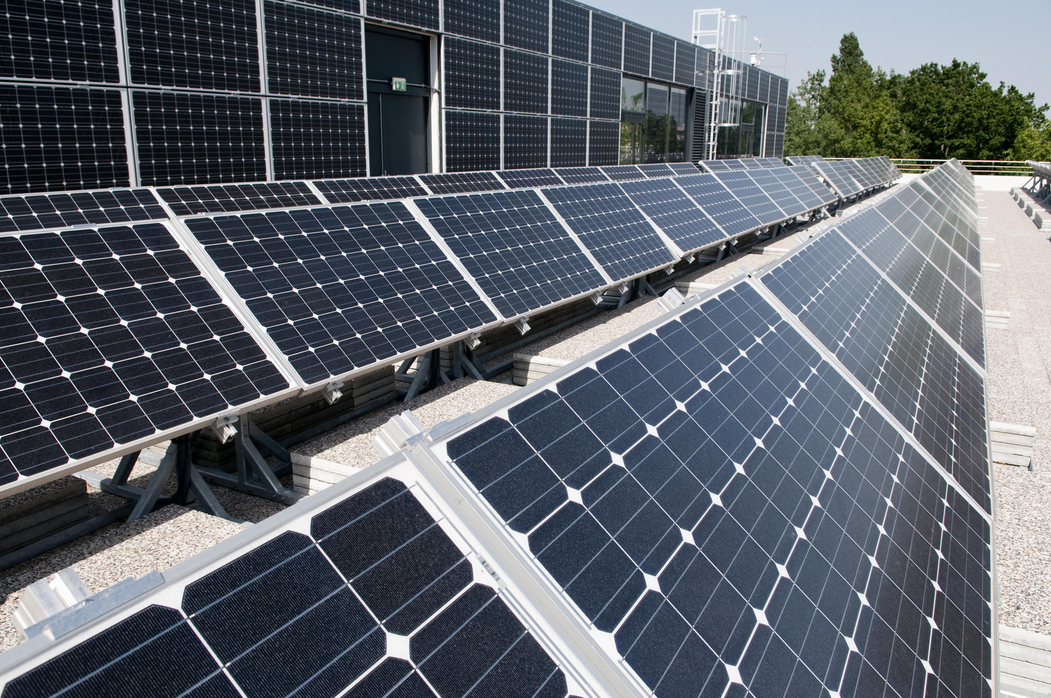 Panneaux photovoltaïques sur la terrasse du bâtiment Adream.