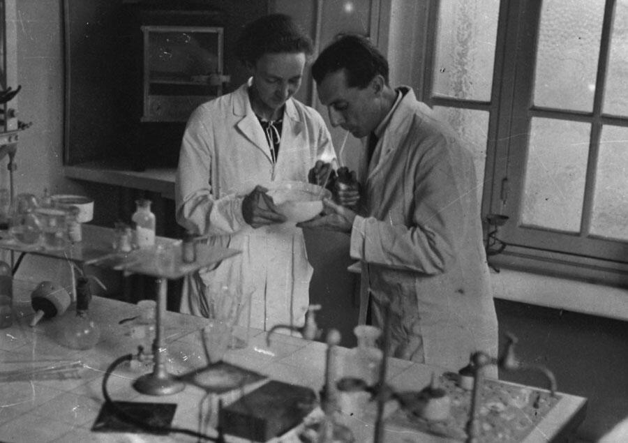 Photo noir et blanc de Irène et Frédéric Joliot-Curie (début des années 1930, à l’Institut du radium, à Paris)