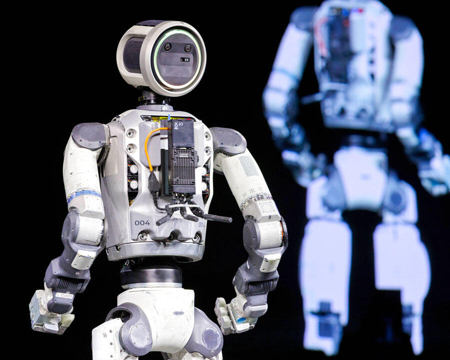Le prototype Atlas de Boston Dynamics et sa tête regardant dans le dos