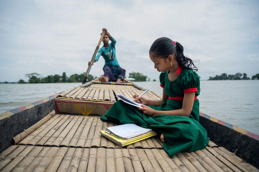 Une fillette de 10 ans fait ses devoirs sur la barque de son oncle pendant les inondations à Manikpur, dans l’Uttar Pradesh en Inde en juillet 2024